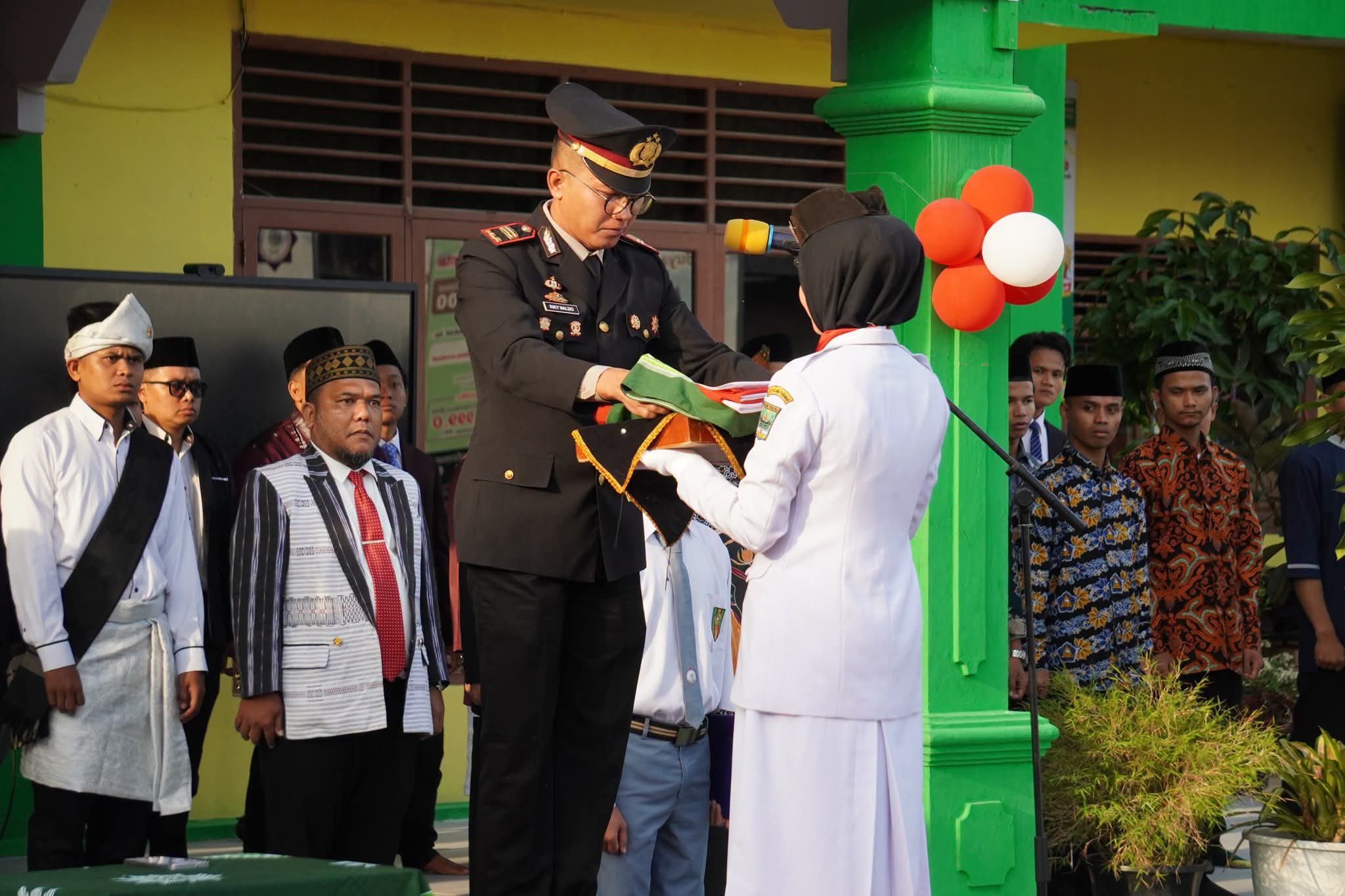 Cerdas Teknologi, Tetap Berakhlak: Pesan Kapolres Menggema di Upacara HUT RI Ke-81 Pesantren Internasional Kauman